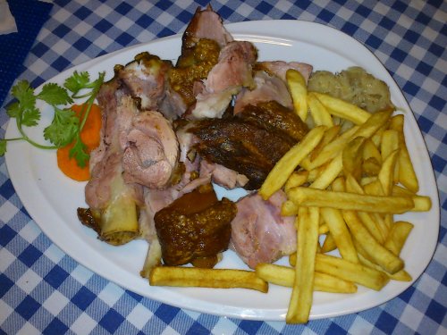 Berliner Bär Restaurant: pork knuckle with French fries and sauerkraut