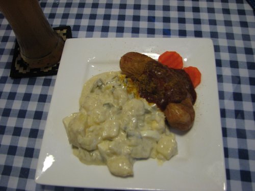 Berliner Bär Restaurant: Berlin curry wurst with potato salad