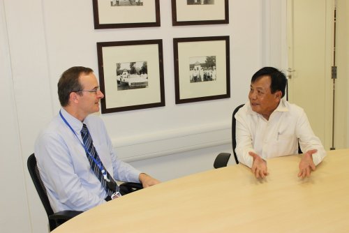 Vice Minister Siaosavath Savengsuksa greeted by Ambassador Malone