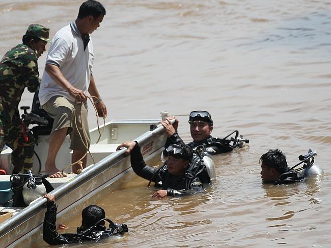 Divers search for bodies of victims of a crashed Lao Airlines plane in the Mekong River in Pakse, Laos, Thursday, Oct. 17, 2013. (AP Photo/sakchai Lalit)