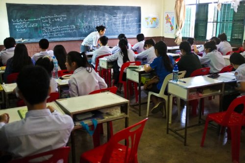 Young Laotians Learn Chinese to Improve Job Prospects