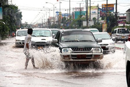Traffic chaos in Vientiane after morning deluge