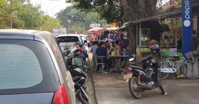 Vientiane Authorities Carrying Out Major Roadside Clearance Operation