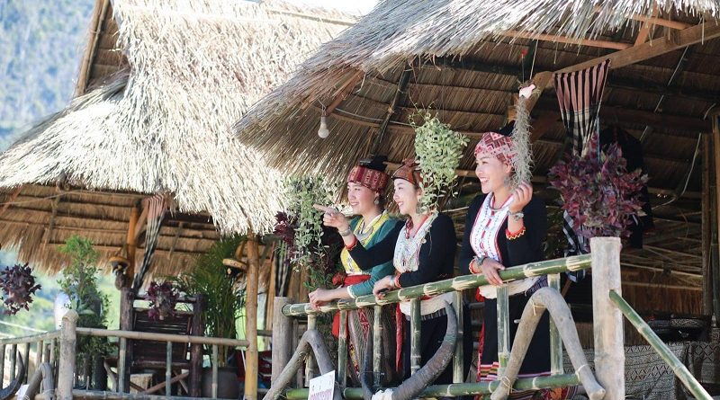 Straw Hut Village Is New Tourist Attraction in Muang Fuang
