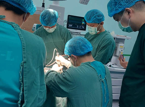 Chinese Army Doctors Collaborate with Lao Army in Neurosurgery