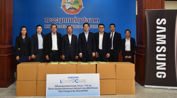 Samsung handover learning materials worth 12,000 USD to the Laos Ministry of Foreign Affairs